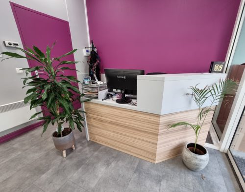 simon-agencement-comptoir-accueil-info-concepts